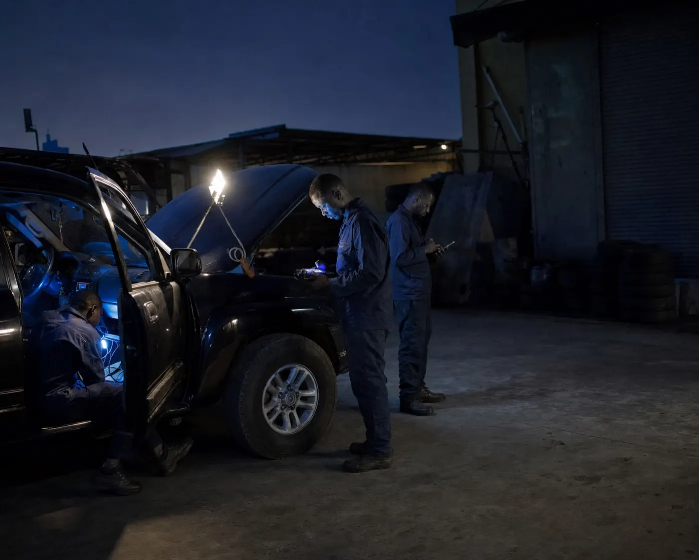 GT AFRIK technicians installing tracking equipment in a vehicle in Kinshasa